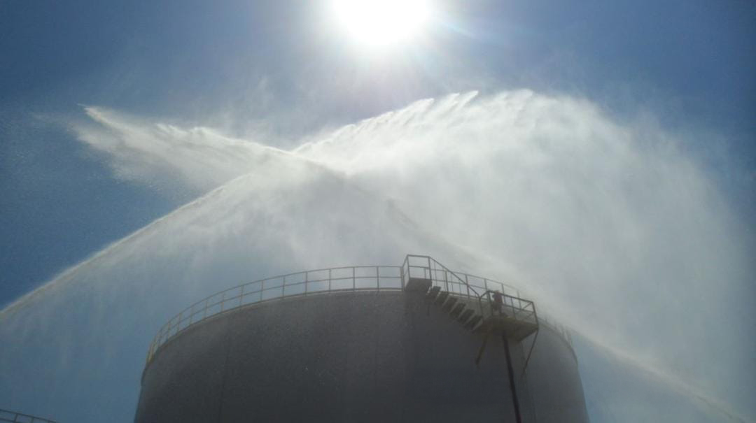 Profissionais realizando análise técnica e consultoria em qualidade